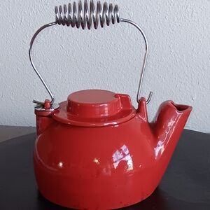 Minuteman Internatiinal 2.5 Qt Red Porcelain Enamel Cast Iron Humidifying Kettle